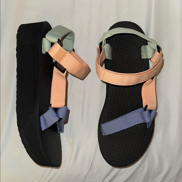 Teva Flatform Universal Platform Sandal - Picture 7 of 9